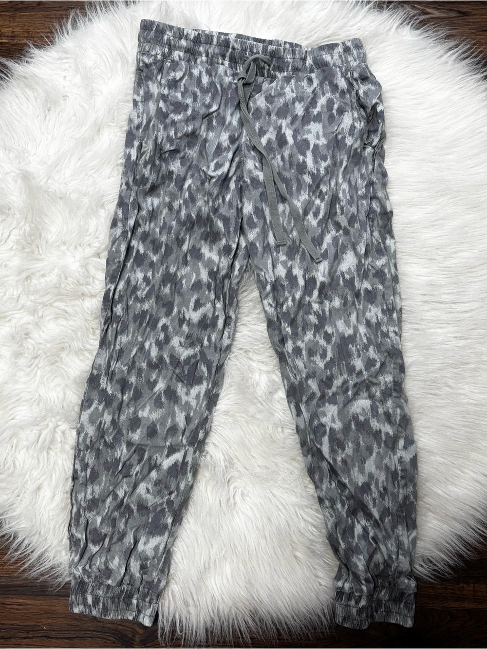 Cloth and Stone Gray Leopard Print Drawstring Jogger Pants size Womenโs XS